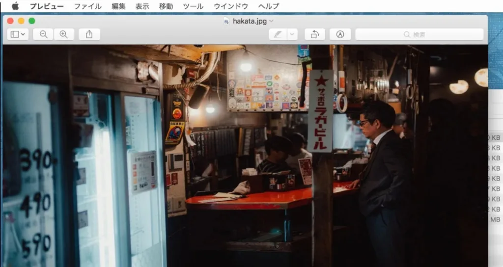 macOSのプレビューアプリで「インスタントアルファ」ツールを使い、画像の背景を選択して透明化する手順のスクリーンショット
